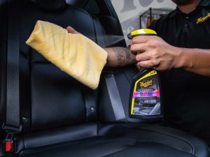 Спрей 3 в 1 для догляду за шкіряним салоном Meguiar's Ultimate Leather Detailer, 473 мл