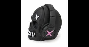 Заглушка на фаркоп «Череп з навушниками» — 3D-друк