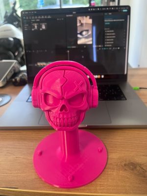 Заглушка на фаркоп «Череп з навушниками» — 3D-друк